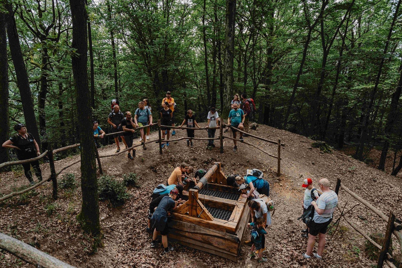 S baníkom za históriou